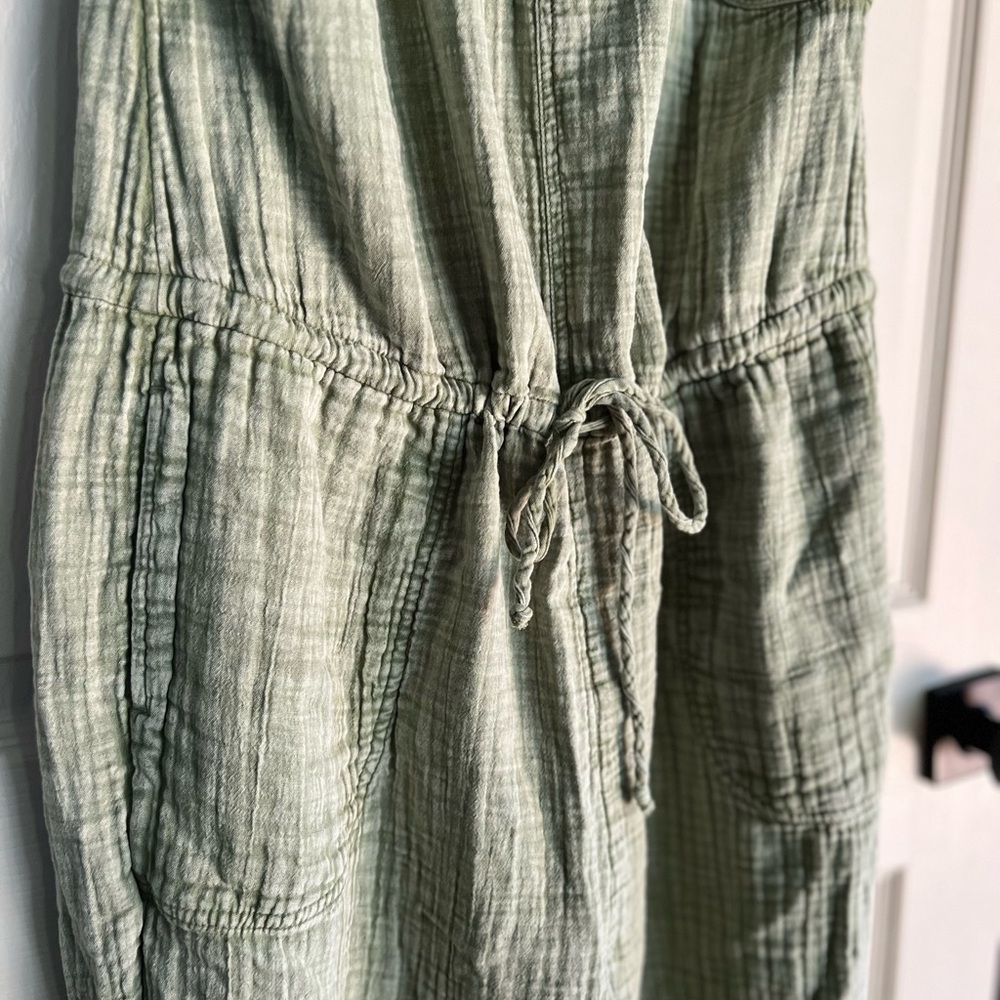 💰⬇️ CLOSET CLEAROUT Green Sleeveless Jumpsuit - Picture 3 of 6